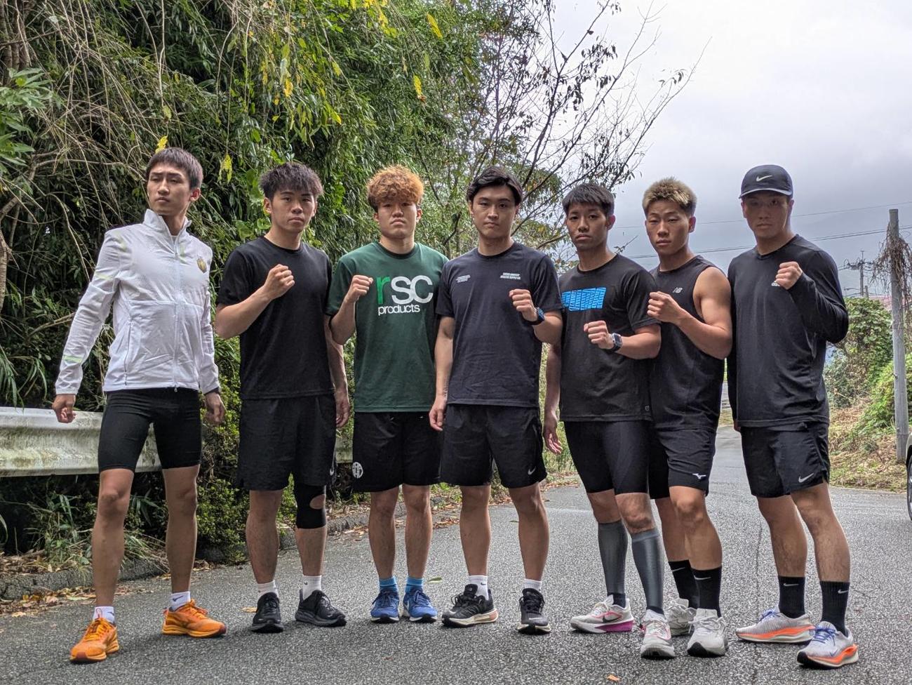 走り込み合宿に参加した西田凌佑（中央）ら六藤ジムの選手（C）六藤ジム