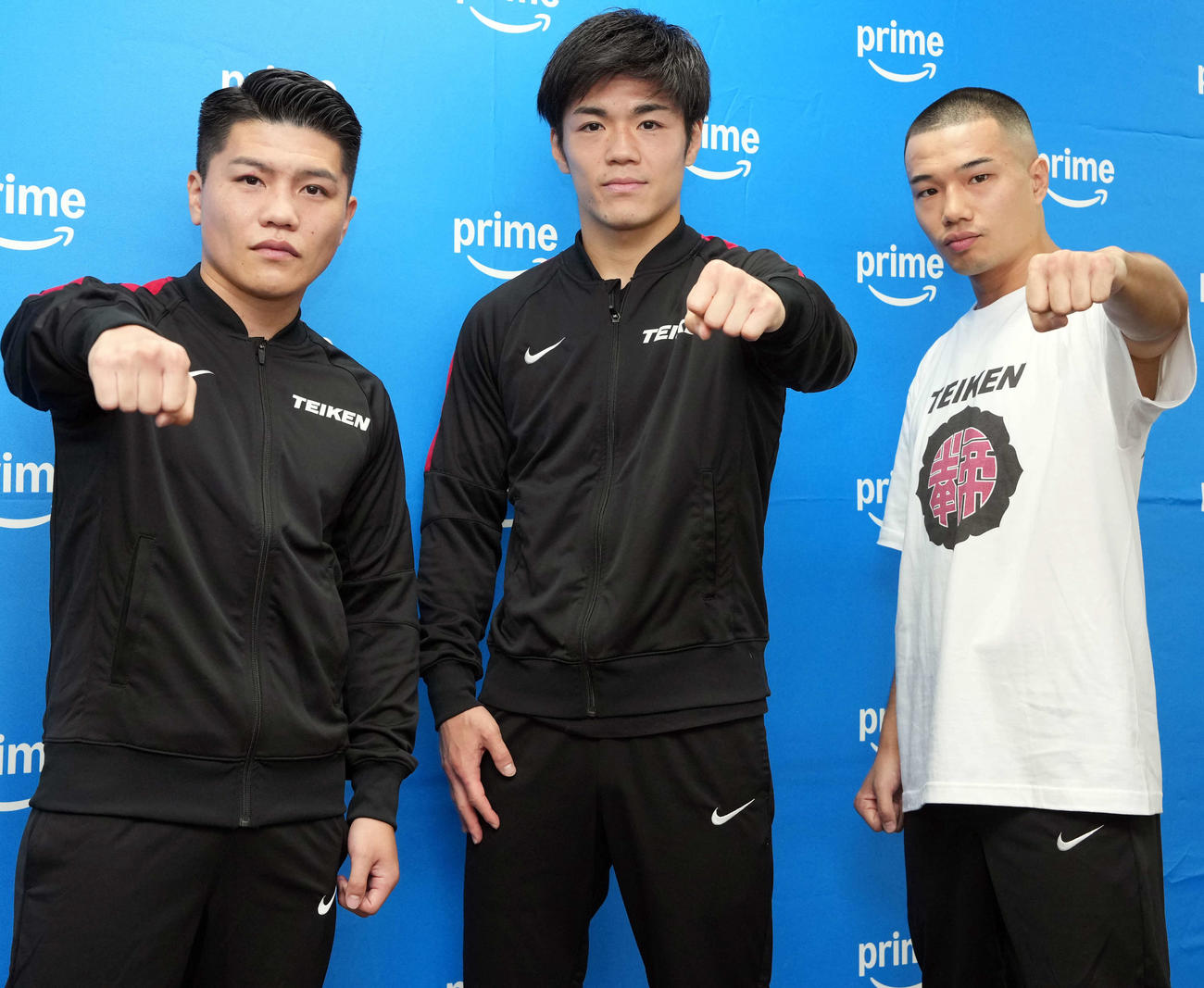 「PRIME VIDEO BOXING 14」カード発表会見に登場しポーズをとる、左から坪井智也、中野幹士、増田陸（撮影・小島史椰）