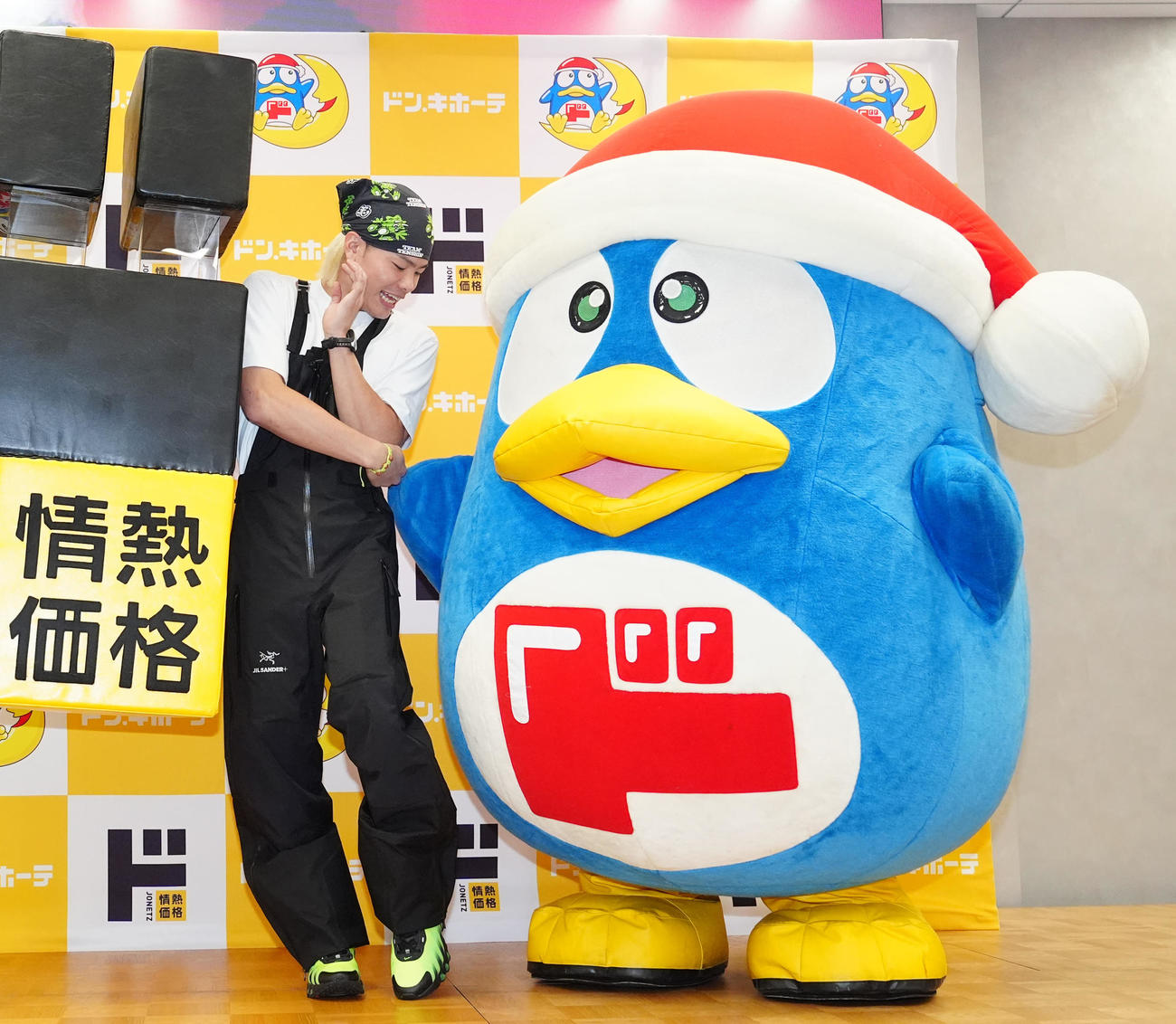 トークイベント「＃那須川店員ドンキに降臨」に臨み、ドンペン（右）からボディーに右ストレートを食らう那須川（撮影・江口和貴）