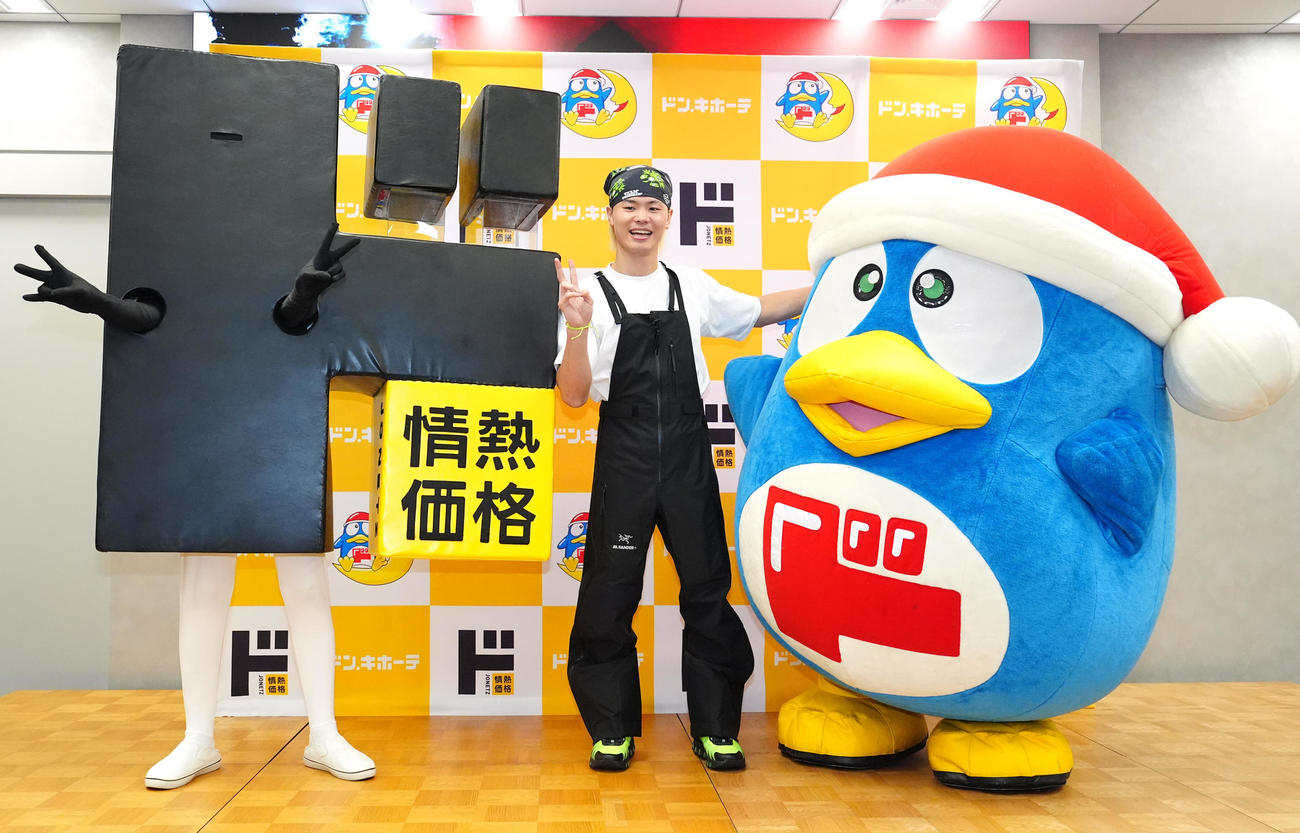 トークイベント「＃那須川店員ドンキに降臨」に臨み、写真に納まる那須川（中央）。右はドンペン、左はド情ちゃん（撮影・江口和貴）