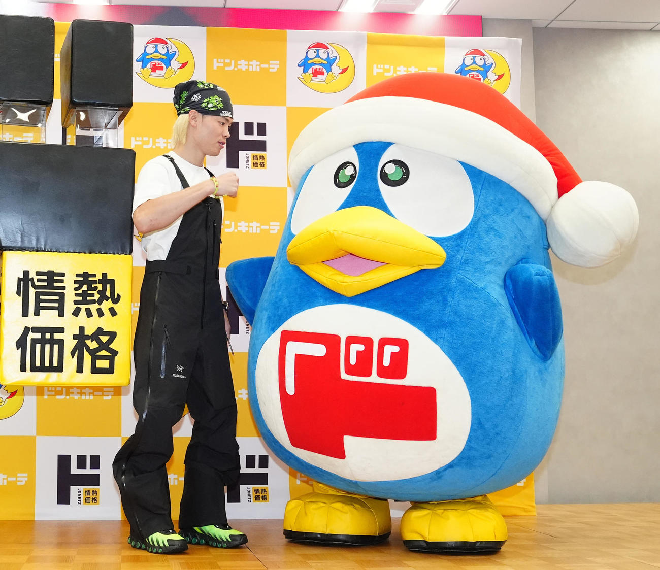 トークイベント「＃那須川店員ドンキに降臨」に臨み、ドンペン（右）にパンチを放つポーズを見せる那須川（撮影・江口和貴）