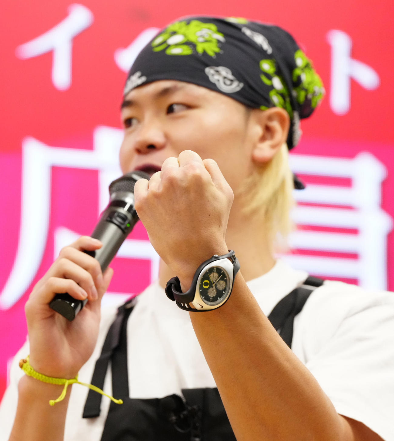 トークイベント「＃那須川店員ドンキに降臨」でパンチについて話す那須川の拳（撮影・江口和貴）