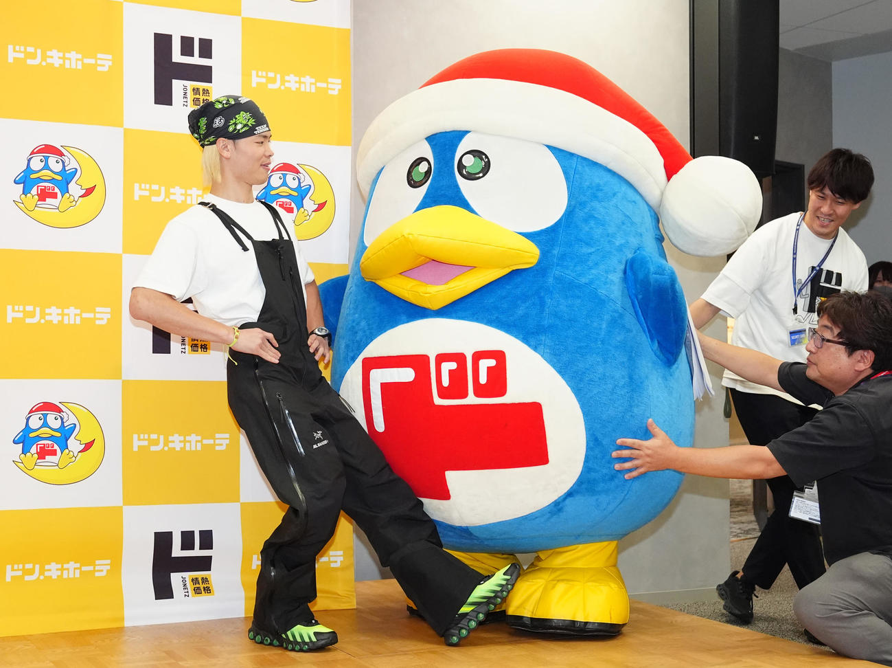 トークイベント「＃那須川店員ドンキに降臨」で登壇するドンペン（右）の前に足を出す那須川（撮影・江口和貴）