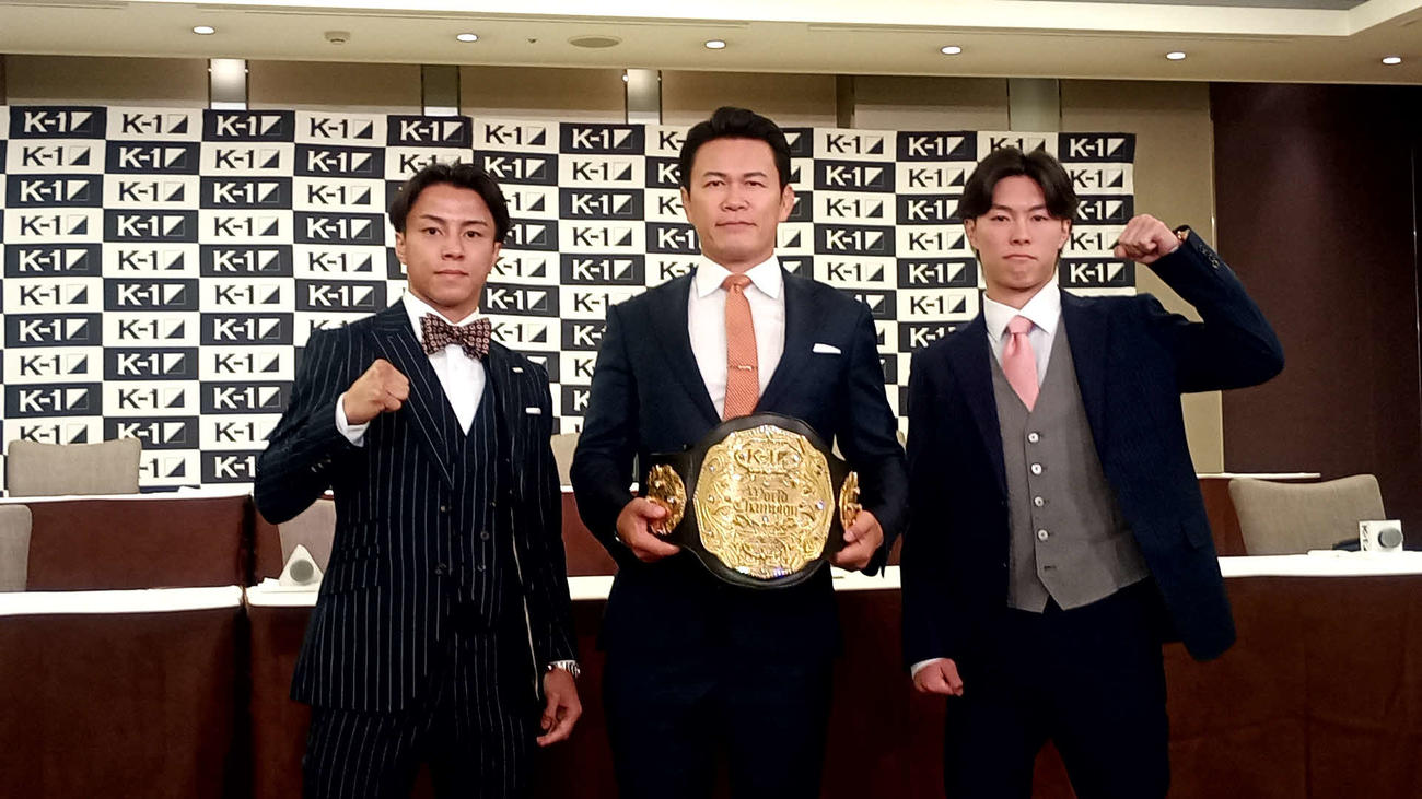 K－1ワールドGPバンタム級のベルトをかけて戦う石井一成（左）と黒川瑛斗（右）、中央は須藤元気プロデューサー