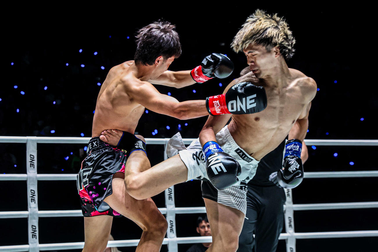 強烈な右後ろ回し蹴りをたたき込む高岩拓（右）（C）ONE Championship