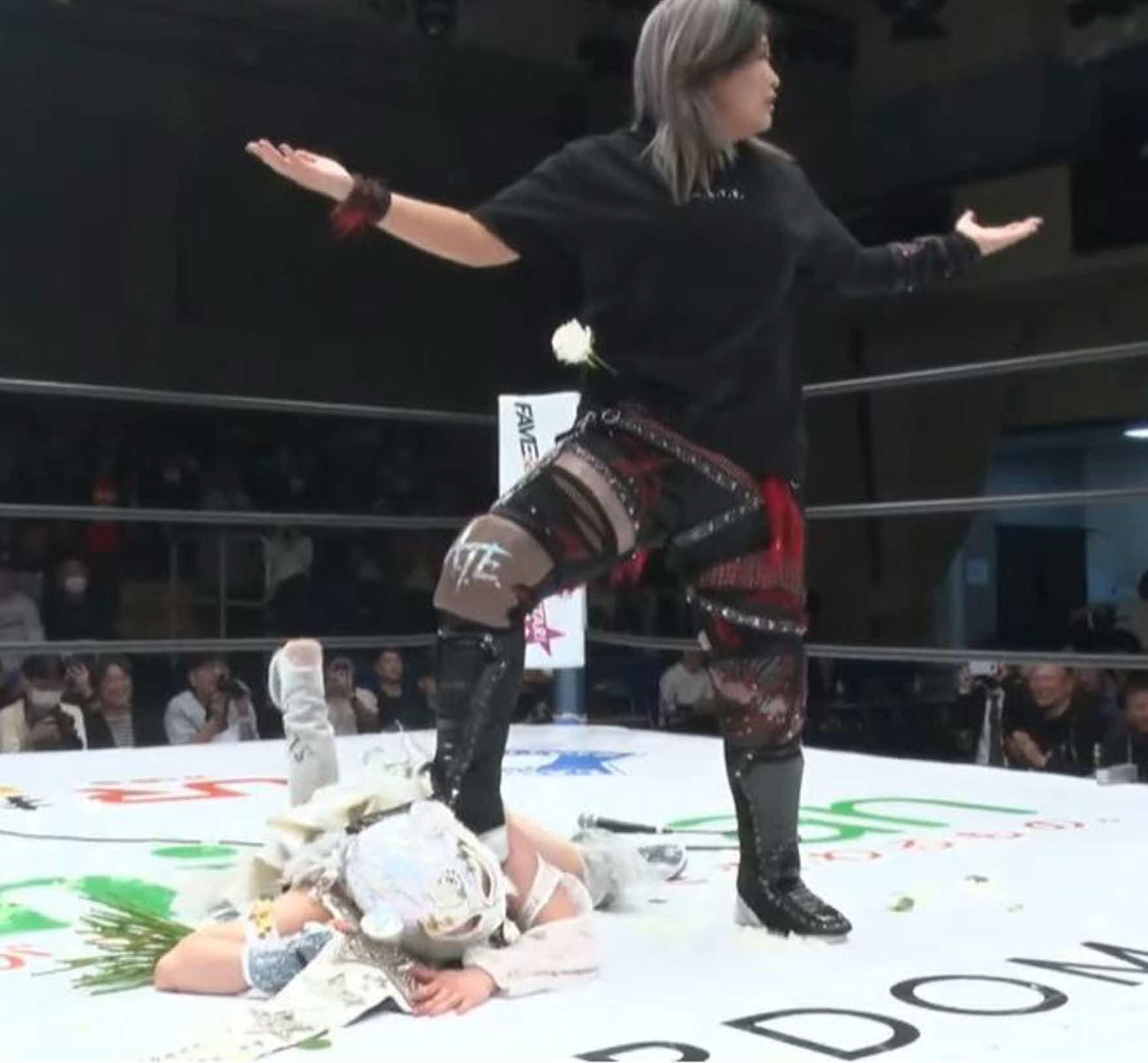 小波に花束で殴られ、足で踏みつけられるスターライト・キッド（スターダム公式YouTubeから）