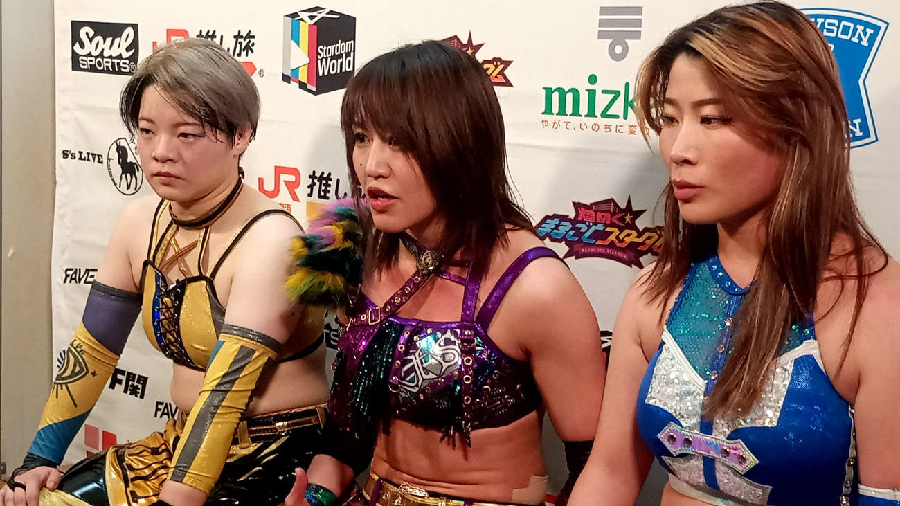 IWGP女子王座奪回を誓った朱里（中央）、左は八神蘭奈、右は妃南