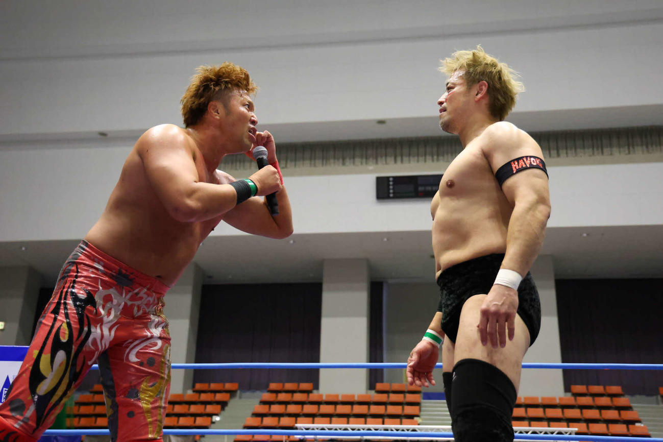 宮原健斗（左）と対峙した潮崎豪（全日本プロレス公式サイトから）