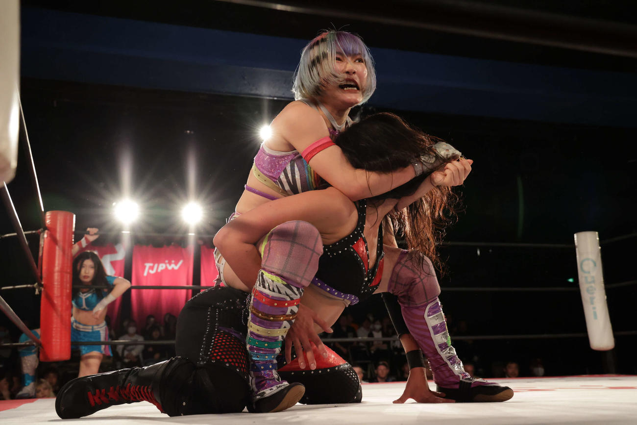 インター王者遠藤有栖は前哨戦で挑戦者のアリス・クロウリーをキャメルクラッチで痛めつけた