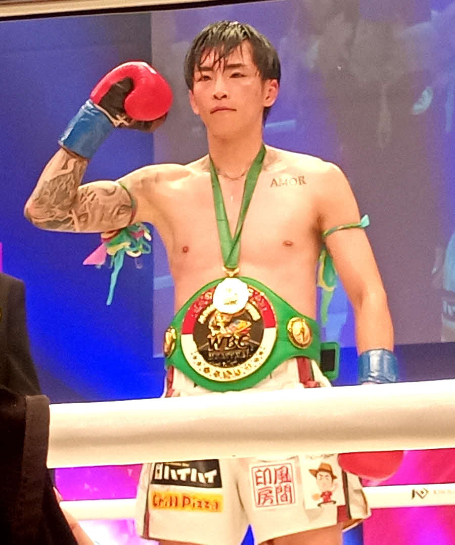WBCムエタイ日本王座のベルトを巻いた壱・センチャイジム