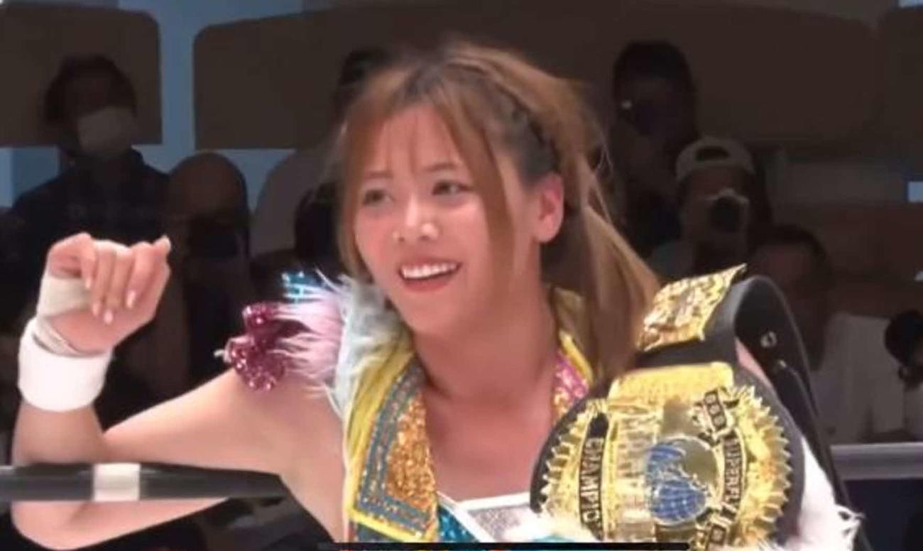 試合後、山岡聖怜に語りかけた岩谷麻優（WRESTLE UNIVERSE公式Xから）