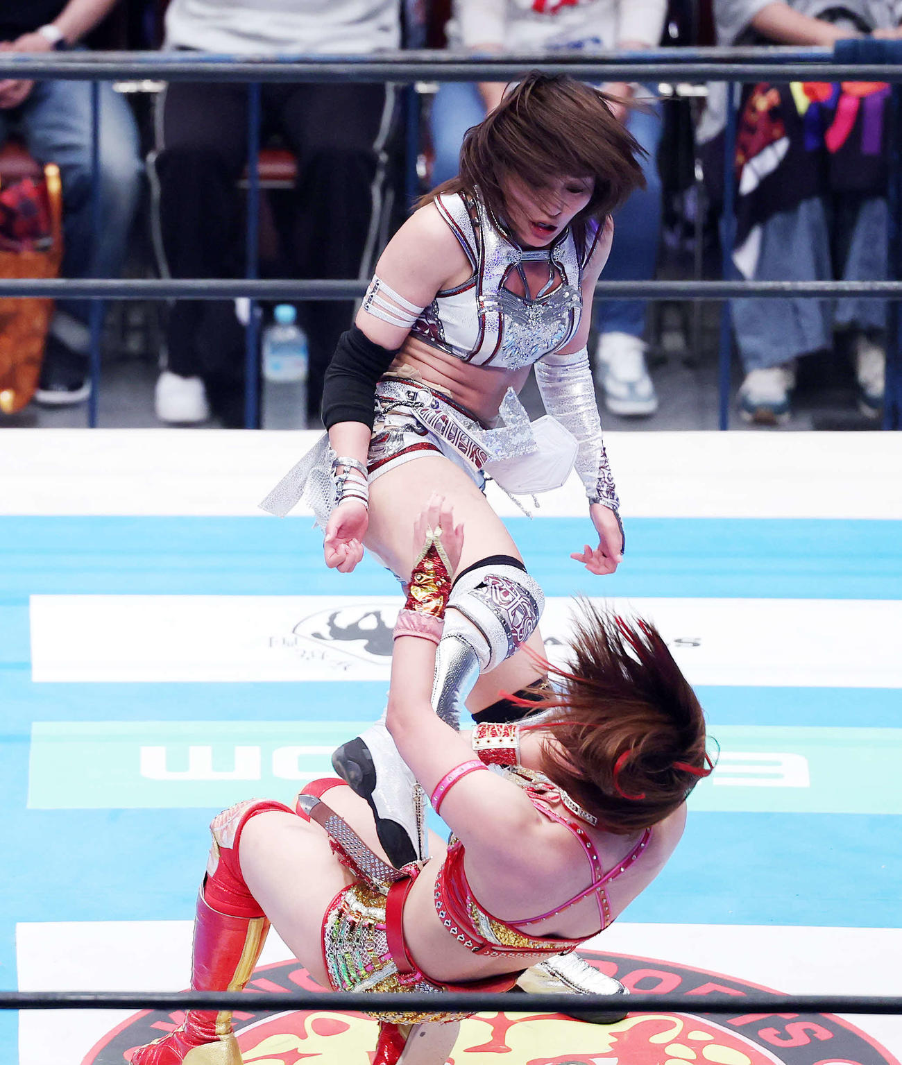 IWGP女子選手権試合　Sareee（下）にキックする朱里（撮影・鈴木正人）