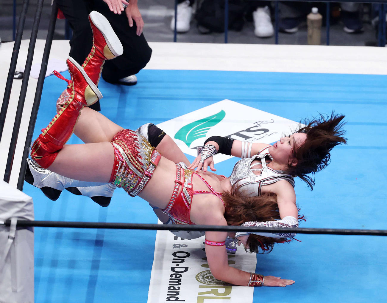 IWGP女子選手権試合　Sareee（手前）を攻める朱里（撮影・鈴木正人）