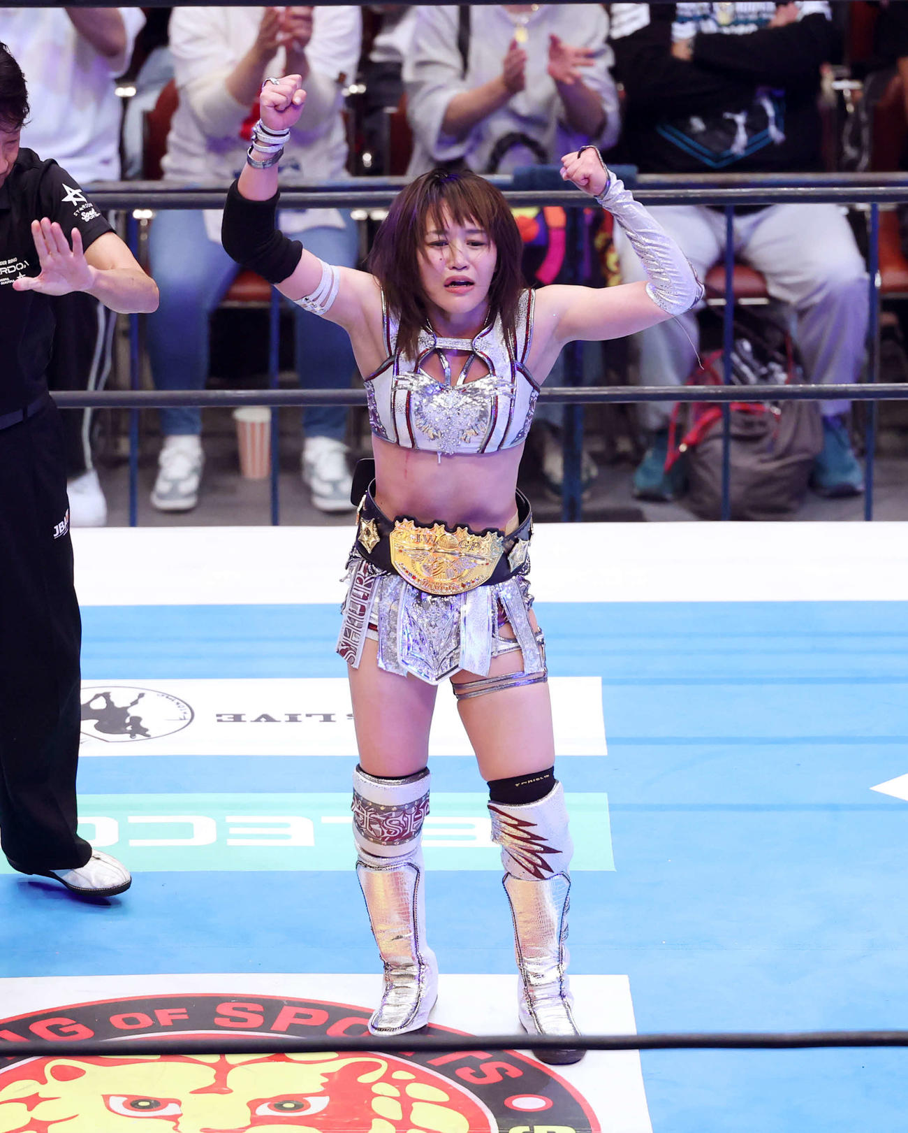 IWGP女子選手権試合　ベルトを巻きガッツポーズする朱里（撮影・鈴木正人）