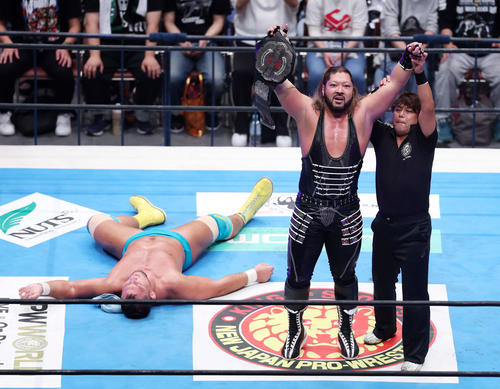 新日本】練習生ウルフ・アロンがHOT蹴散らしEVILの胸小突く「1・4