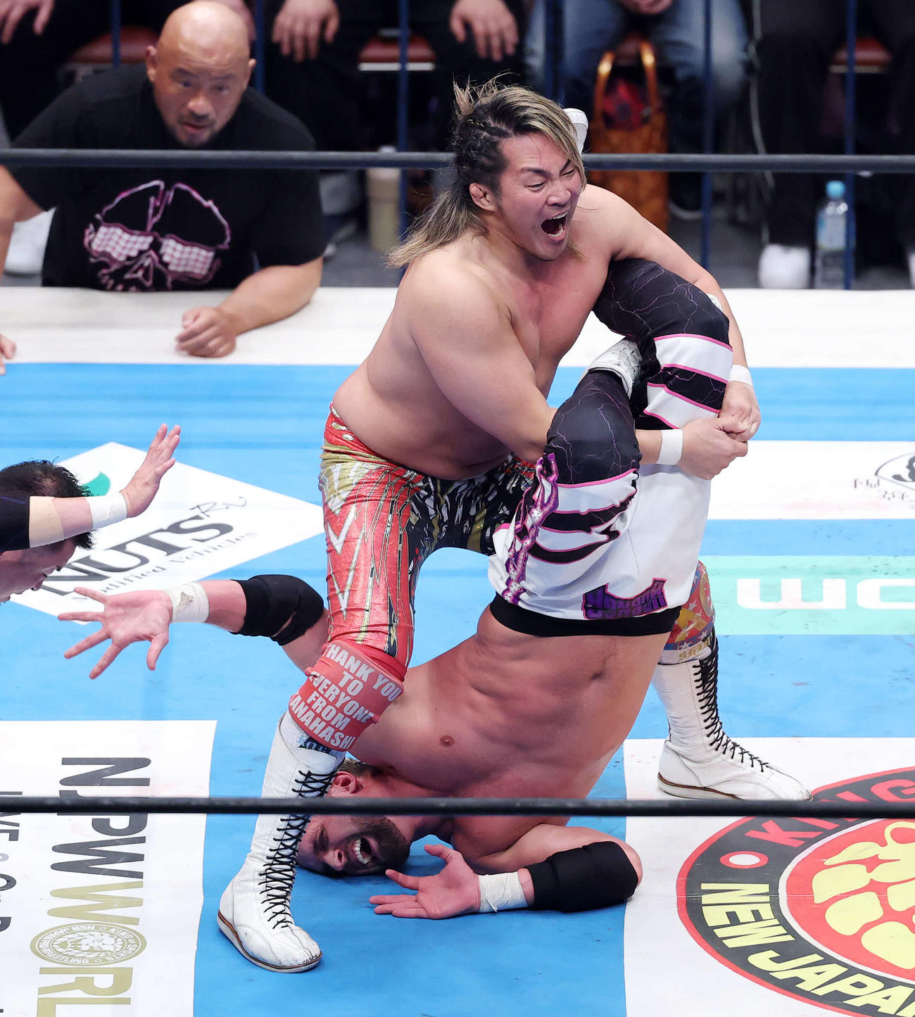 NJPW WORLD認定TV選手権　エル・ファンタズモ（下）を攻める棚橋弘至（撮影・鈴木正人）