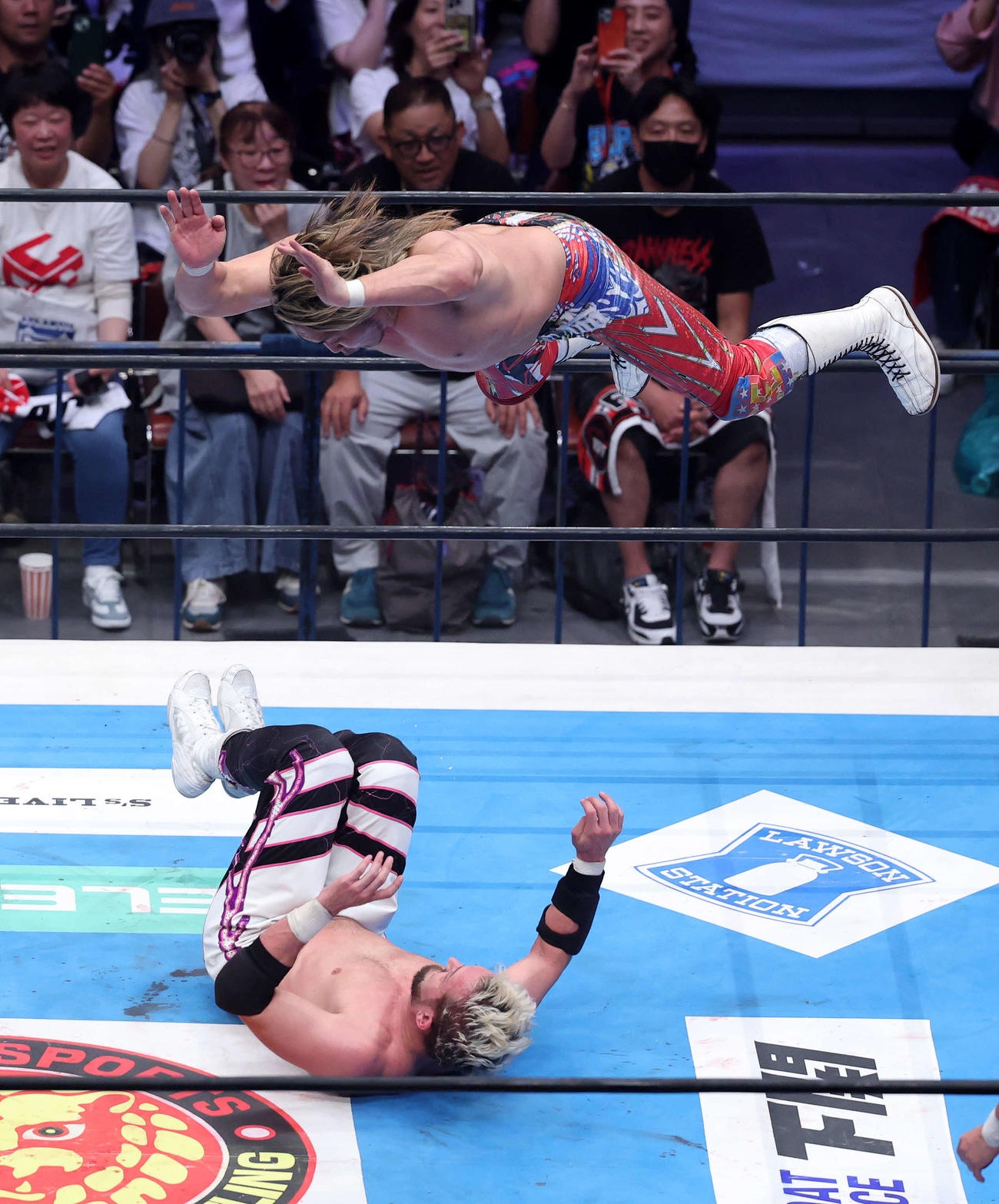 NJPW WORLD認定TV選手権　エル・ファンタズモ（下）を攻める棚橋弘至（撮影・鈴木正人）