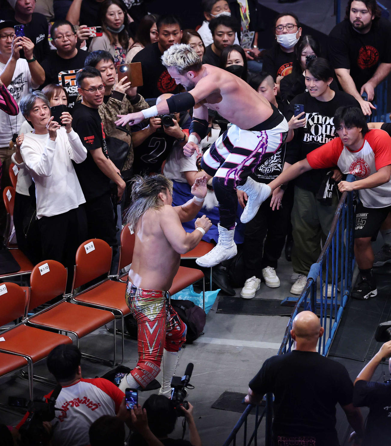 NJPW WORLD認定TV選手権　エル・ファンタズモ（右）の攻撃を避ける棚橋弘至（撮影・鈴木正人）