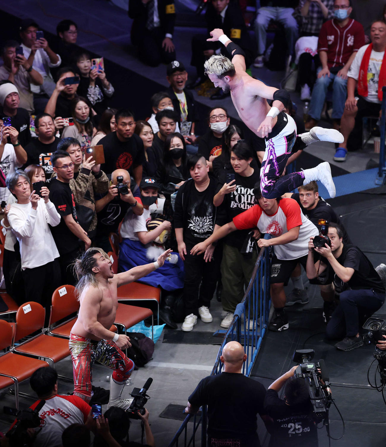 NJPW WORLD認定TV選手権　エル・ファンタズモ（右）の攻撃を避ける棚橋弘至（撮影・鈴木正人）