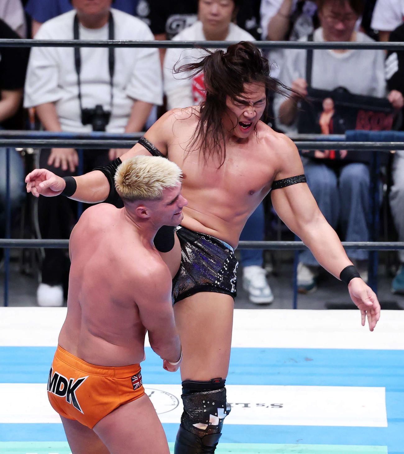 IWGPヘビー級選手権試合　ザック・セイバーJr.（左）を攻めるKONOSUKE TAKESHITA（撮影・鈴木正人）