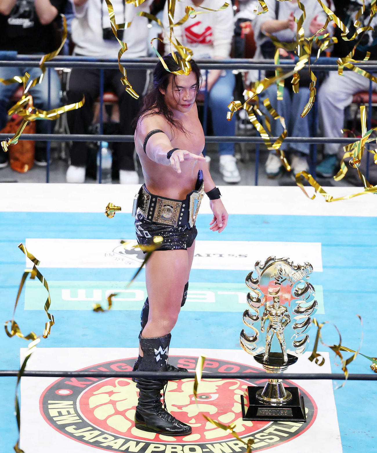 IWGPヘビー級選手権試合　ザック・セイバーJr.から勝利しポーズを決めるKONOSUKE TAKESHITA（撮影・鈴木正人）