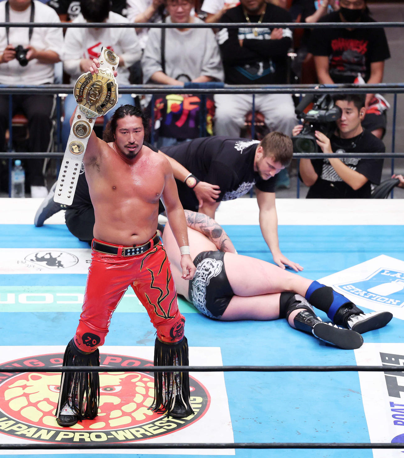 IWGP GLOBALヘビー級選手権試合　ゲイブ・キッド（右）から勝利した辻陽太（撮影・鈴木正人）