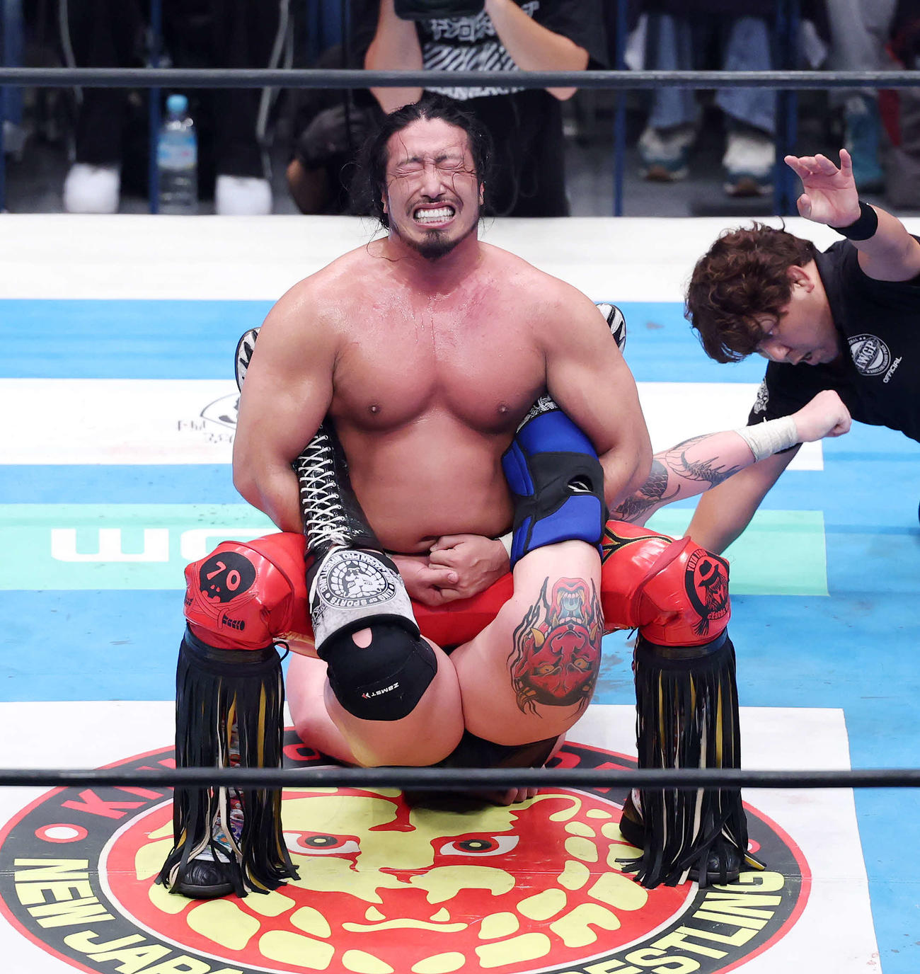 IWGP GLOBALヘビー級選手権試合　ゲイブ・キッド（下）を攻める辻陽太（撮影・鈴木正人）
