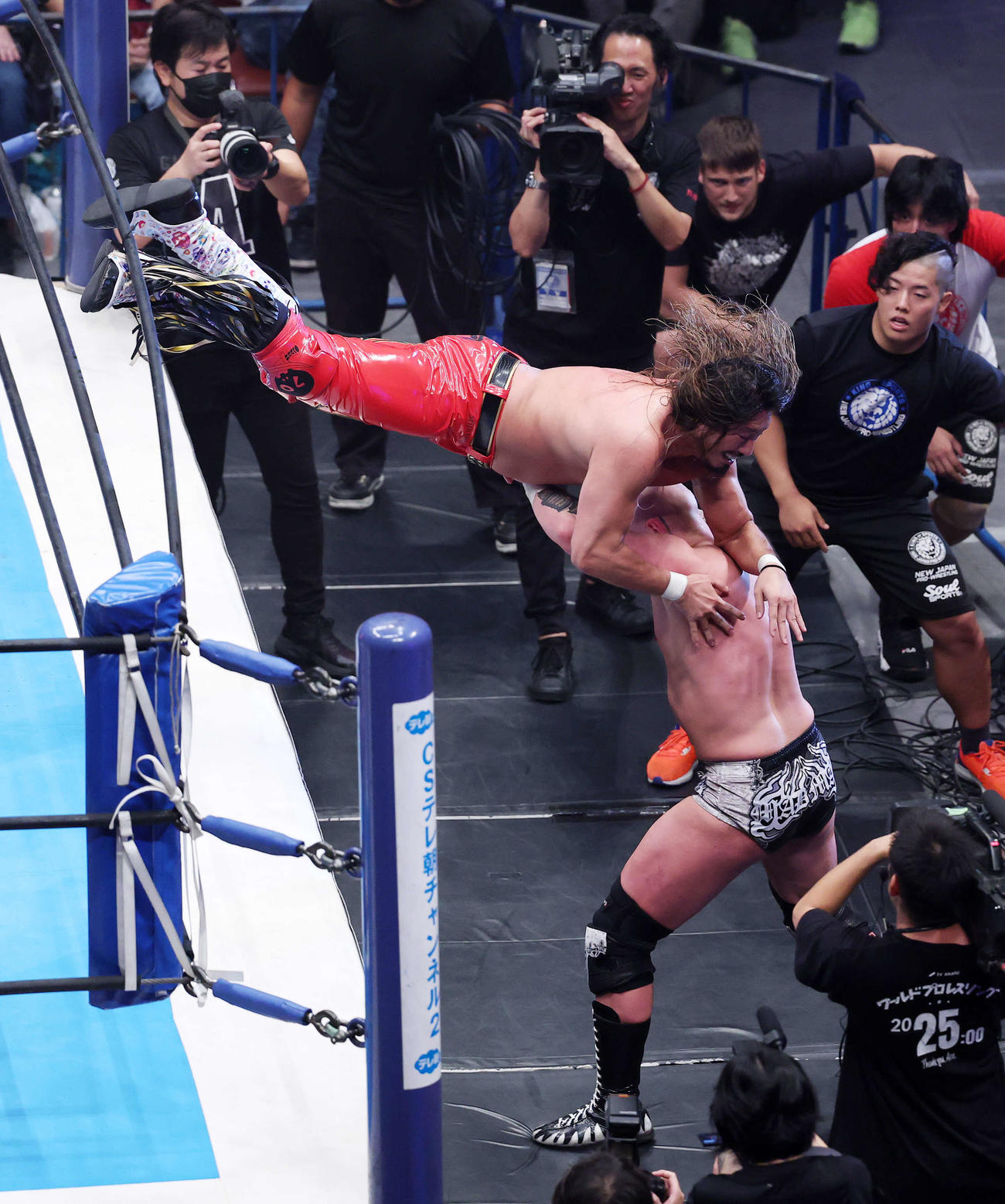 IWGP GLOBALヘビー級選手権試合　ゲイブ・キッド（下）を攻める辻陽太（撮影・鈴木正人）