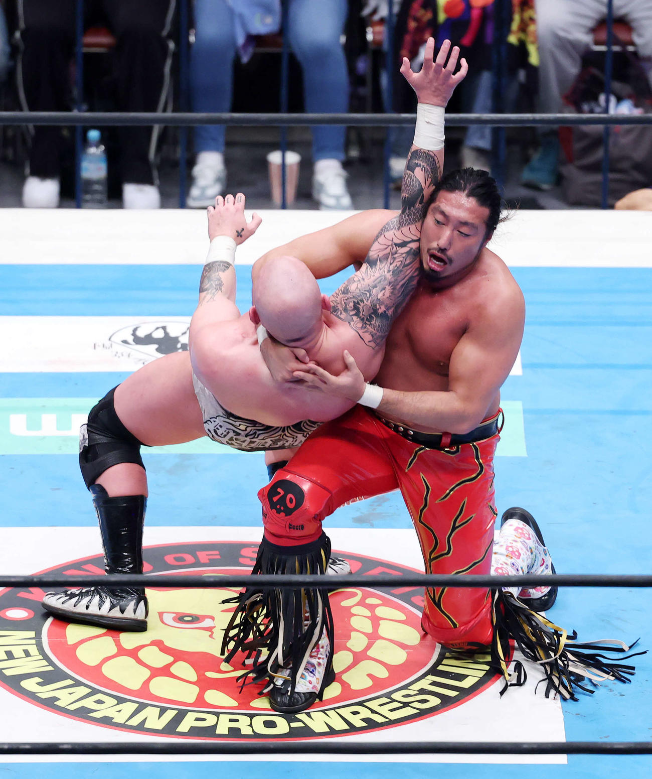 IWGP GLOBALヘビー級選手権試合　ゲイブ・キッド（左）を攻める辻陽太（撮影・鈴木正人）