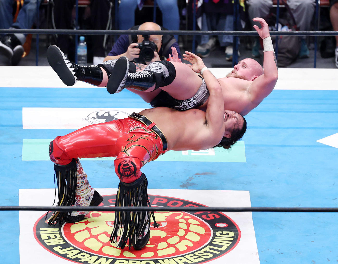 IWGP GLOBALヘビー級選手権試合　ゲイブ・キッド（上）を攻める辻陽太（撮影・鈴木正人）