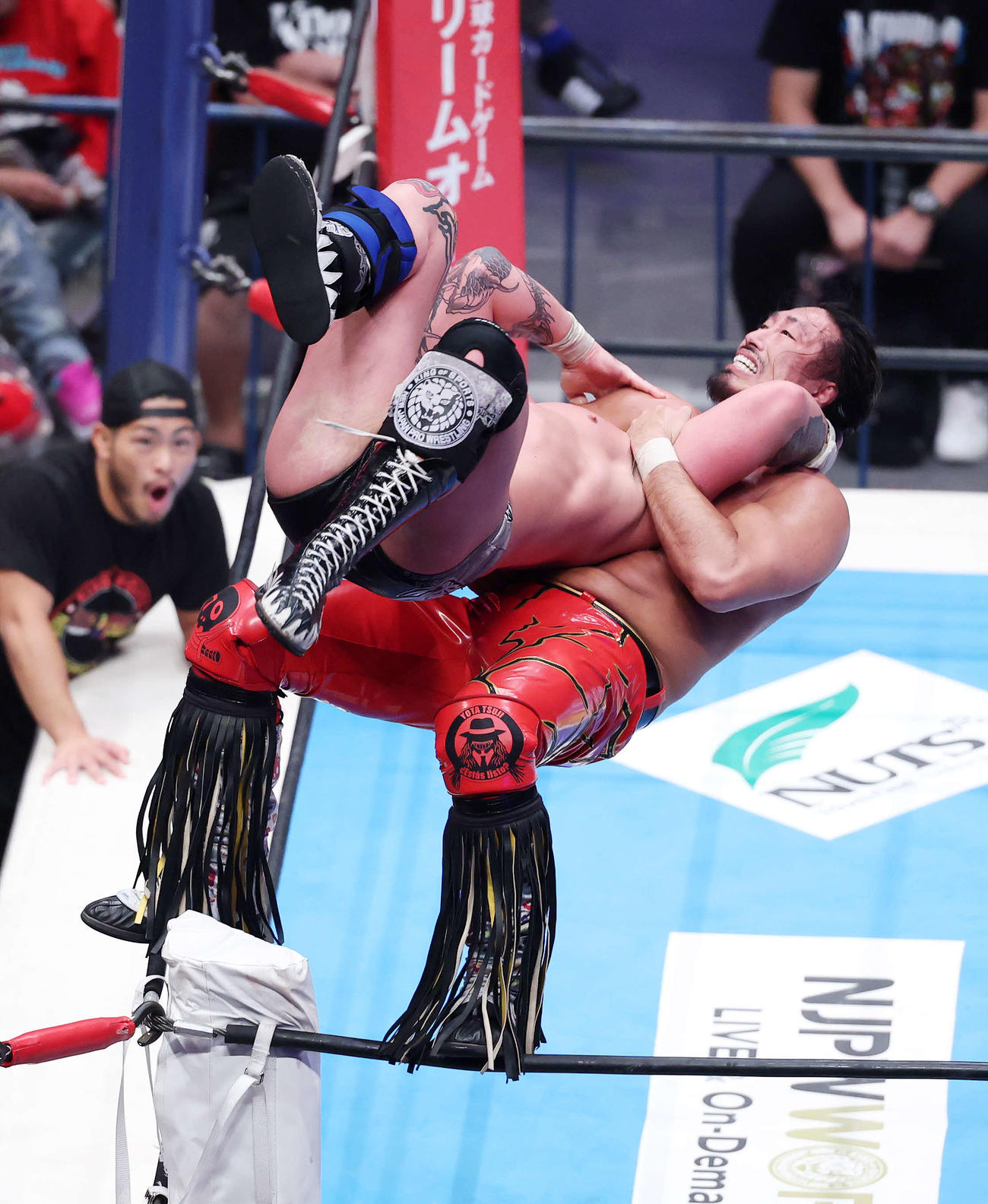IWGP GLOBALヘビー級選手権試合　ゲイブ・キッド（上）を攻める辻陽太（撮影・鈴木正人）