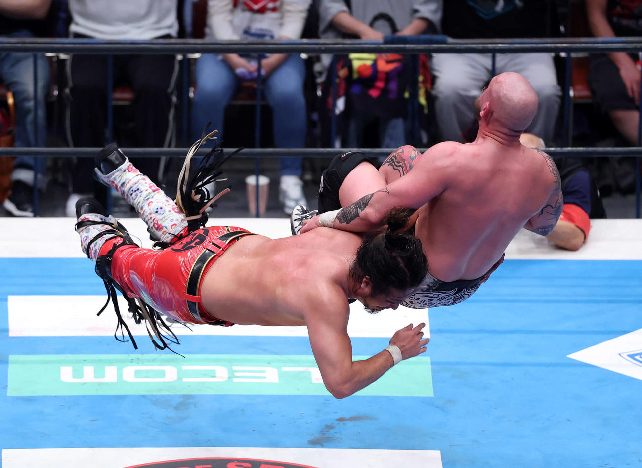 IWGP GLOBALヘビー級選手権試合　ゲイブ・キッド（右）を攻める辻陽太（撮影・鈴木正人）