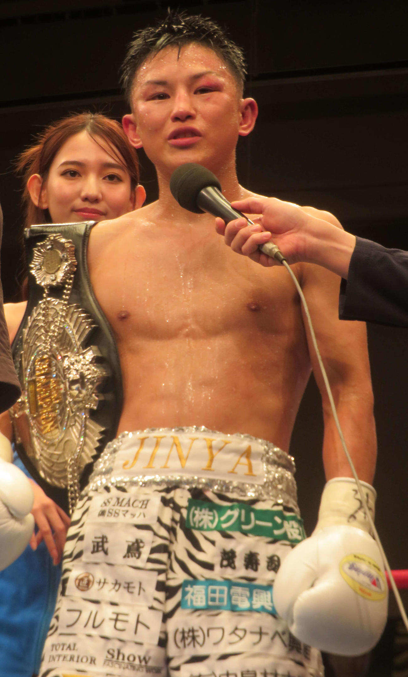 勝利インタビューを受ける日本スーパーフライ級王者山口仁也