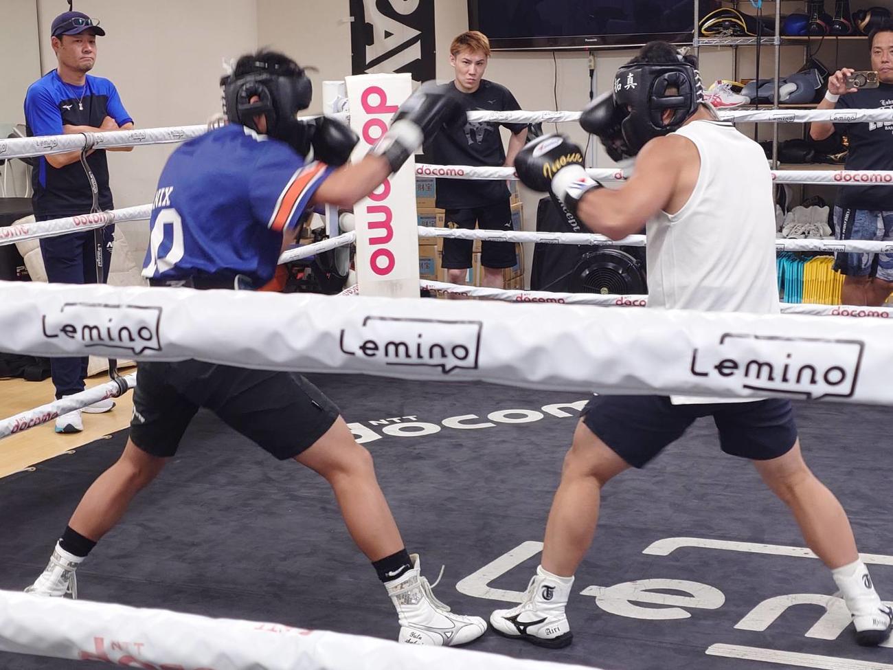 サウスポーの坂井優太（左）とスパーリングした井上拓真（大橋ジム提供）