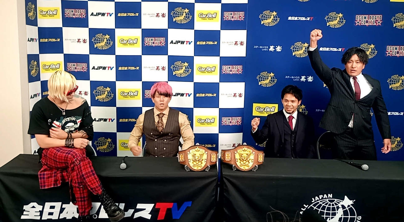 MUSASHI（右端）は「勝つぞ！」と拳を振り上げたが、（左から）ライジングHAYATO、青柳亮生、吉岡世起の反応は鈍かった