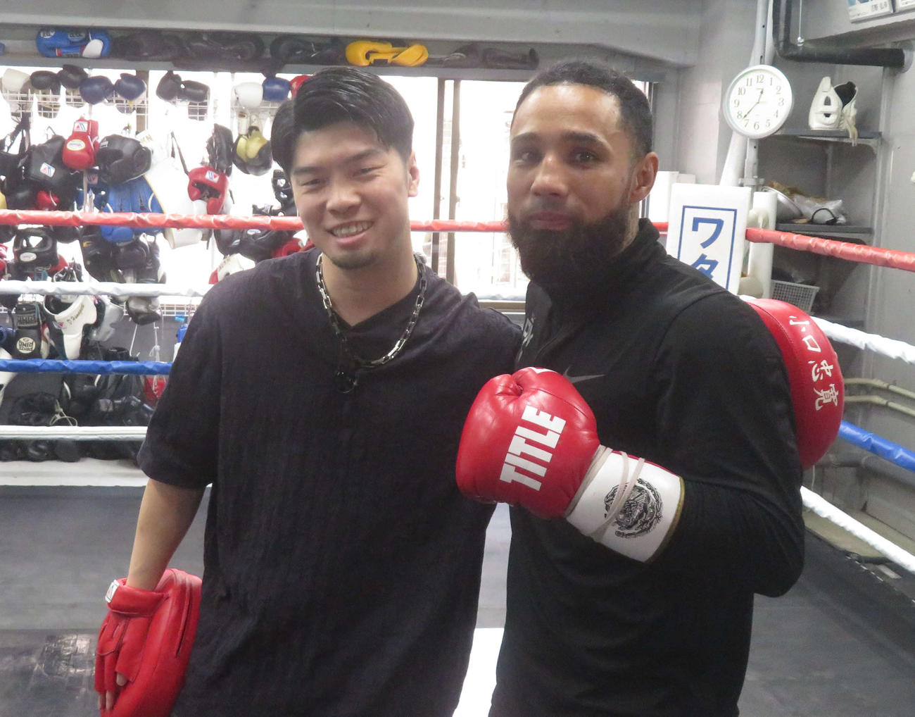 公開練習で元世界4階級制覇王者田中恒成氏（左）とミット打ちを披露したルイス・ネリ