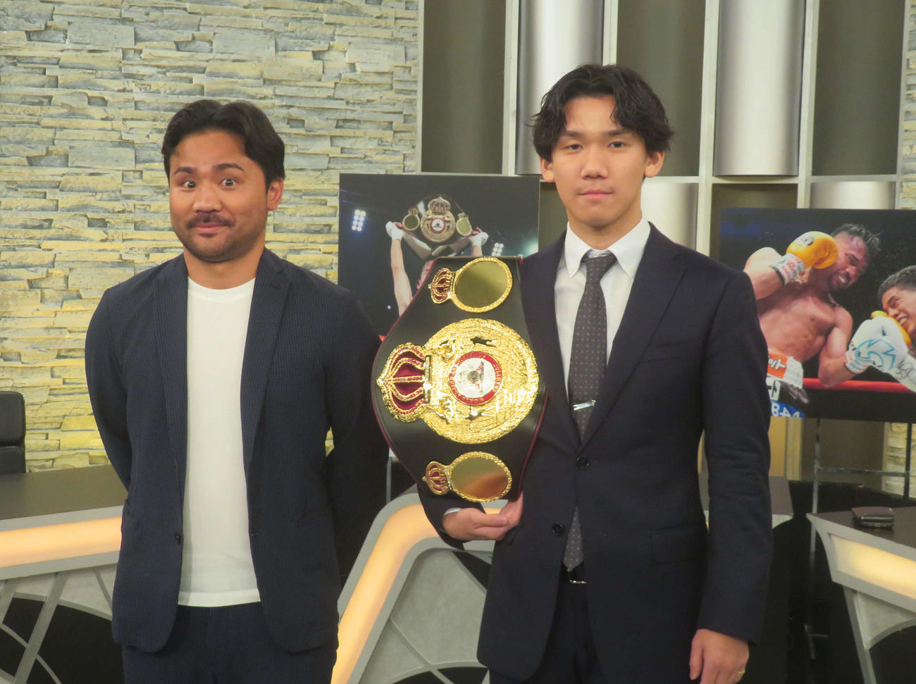 WOWOWエキサイトマッチSPの収録に参加した元WBC世界フライ級王者比嘉大吾（左）とWBA世界ライトフライ級王者高見亨介