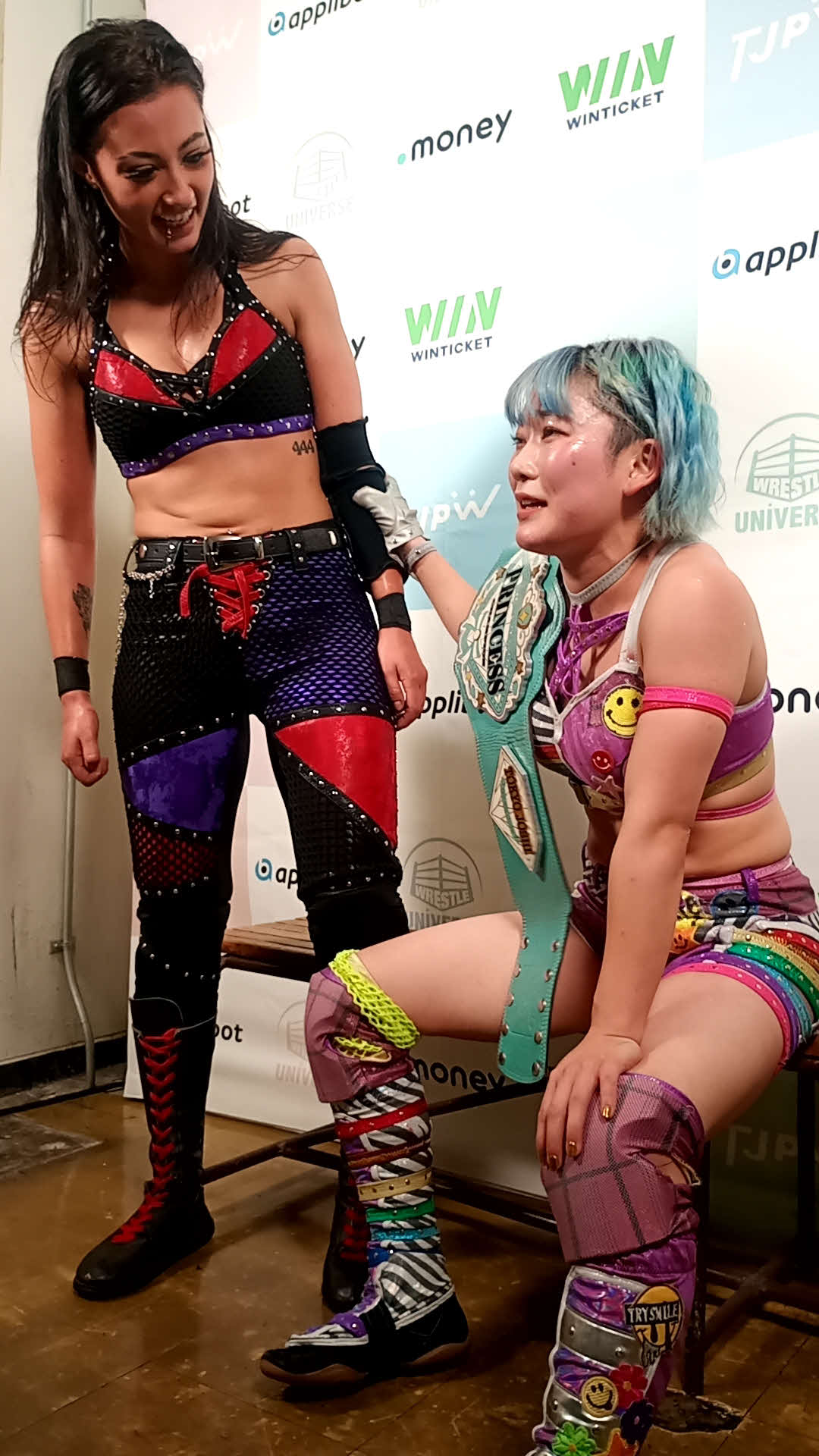 バックステージでアリス・クロウリー（左）にタッグ結成を提案した遠藤有栖