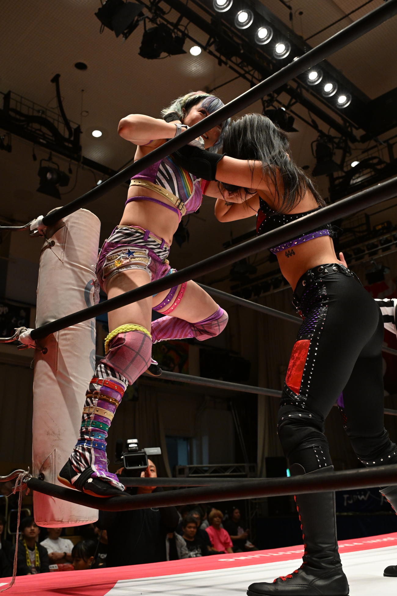 アリス・クロウリーにロープ際で攻められる遠藤有栖（東京女子プロレス提供）