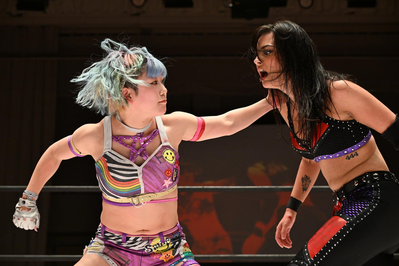 アリス・クロウリーにエルボーをくらわせる遠藤有栖（東京女子プロレス提供）
