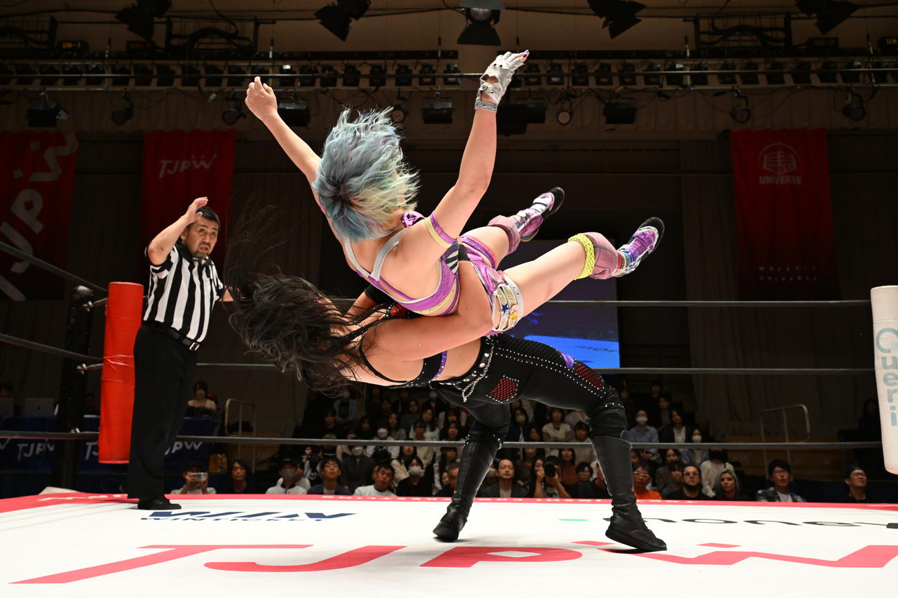 遠藤有栖に投げっぱなしジャーマンスープレックスをくらわせるアリス・クロウリー（東京女子プロレス提供）