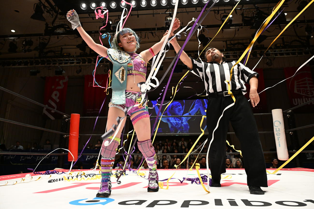 初防衛に成功し、紙テープで祝福される遠藤有栖（東京女子プロレス提供）