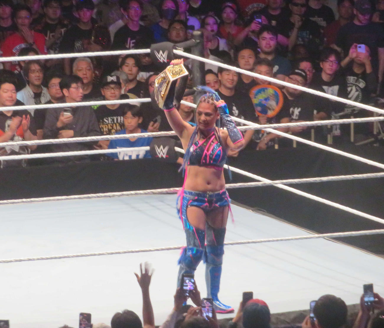 ロクサーヌ・ペレスを下し、WWE女子US王座防衛に成功したジュリア