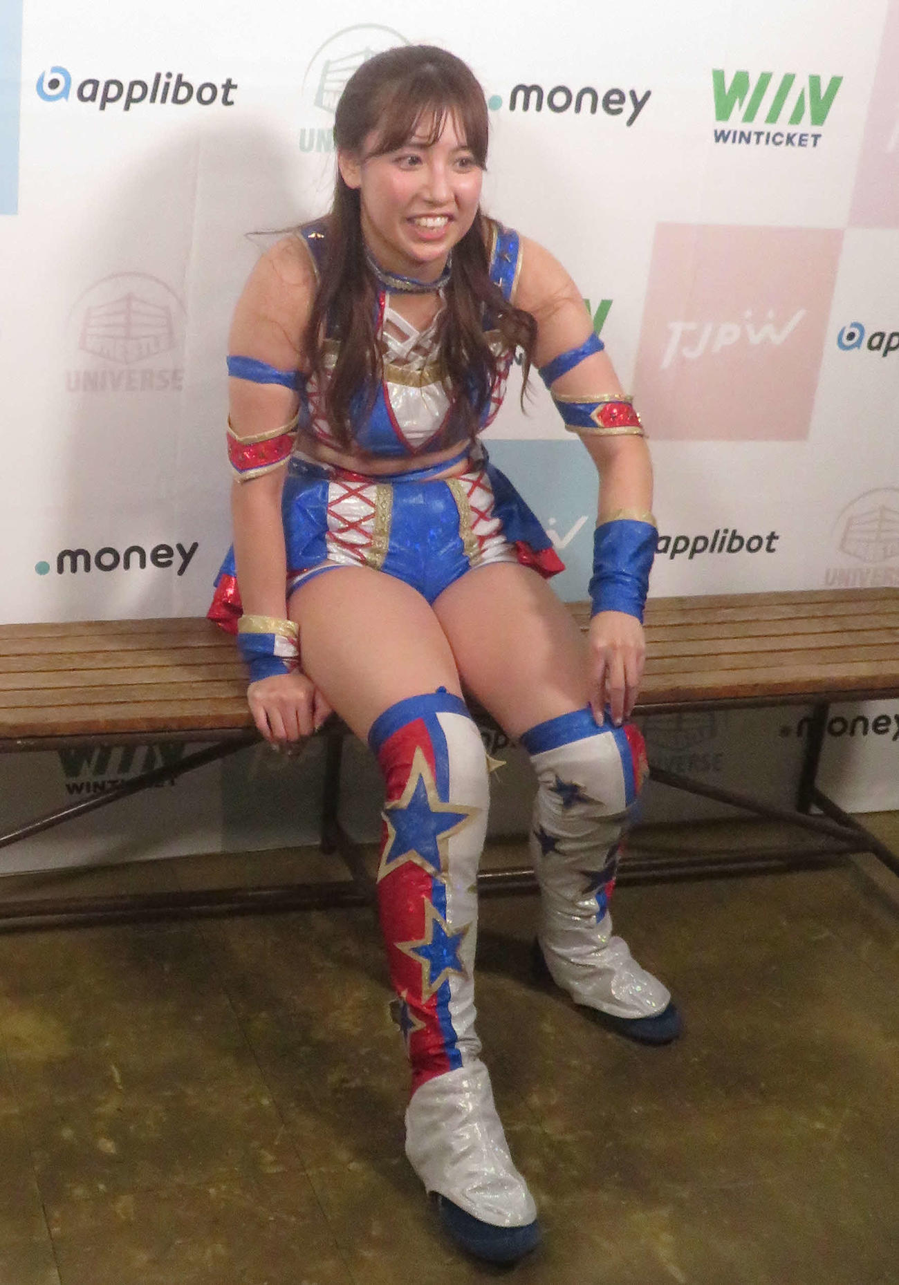 東京女子プロレス後楽園大会　試合後にバックステージで疲れた表情を見せる荒井優希（撮影・松熊洋介）