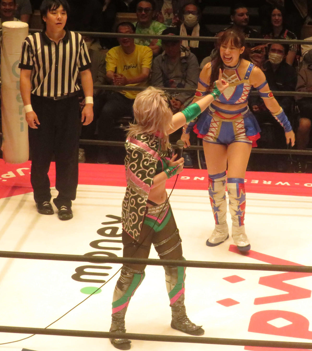 東京女子プロレス後楽園大会　ハイパーミサヲ（手前）から挑発される荒井優希（撮影・松熊洋介）