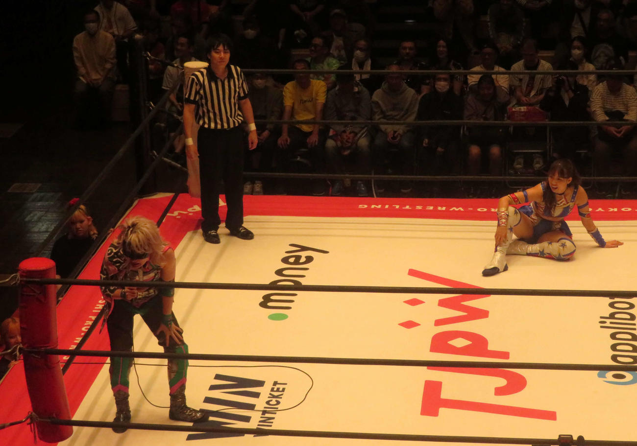 東京女子プロレス後楽園大会　シングルマッチの「クイズ大会」で対決したハイパーミサヲ（左）と荒井優希（撮影・松熊洋介）