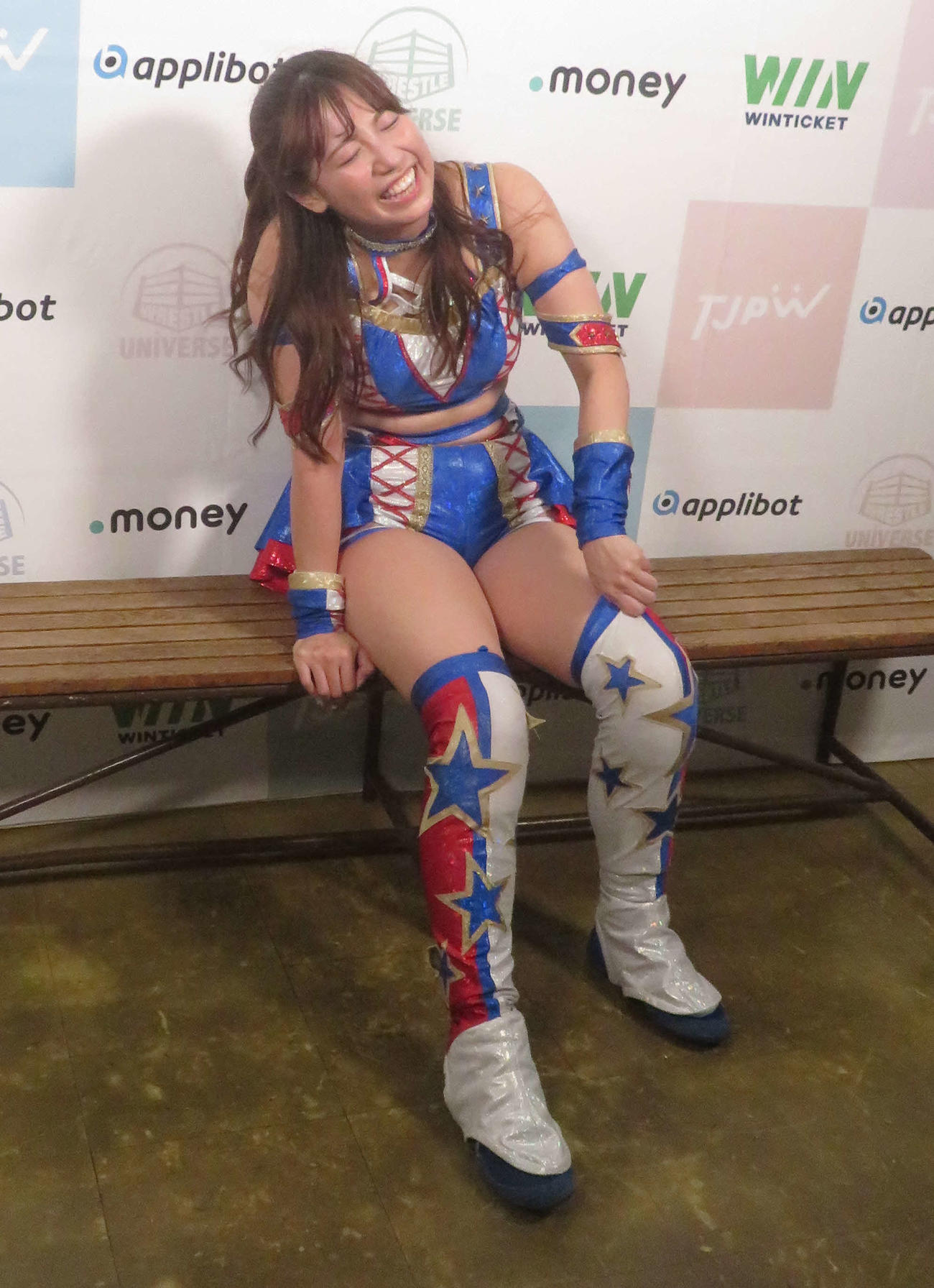 東京女子プロレス後楽園大会　試合後にバックステージで笑顔を見せる荒井優希（撮影・松熊洋介）