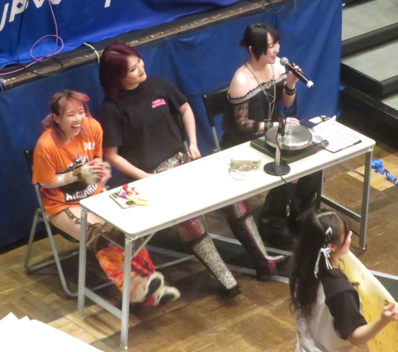 東京女子プロレス後楽園大会　荒井優希－ハイパーミサヲの試合中のクイズでテレホンの相手役として待機する中島翔子（左）と山下実優（中央）（撮影・松熊洋介）