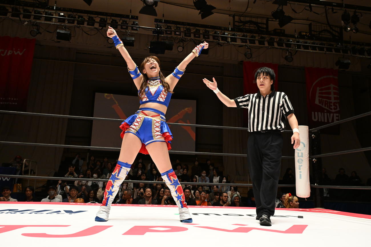 勝利し、喜びを爆発させる荒井優希（東京女子プロレス提供）