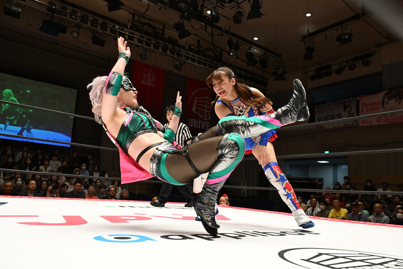 ハイパーミサヲを攻める荒井優希（東京女子プロレス提供）